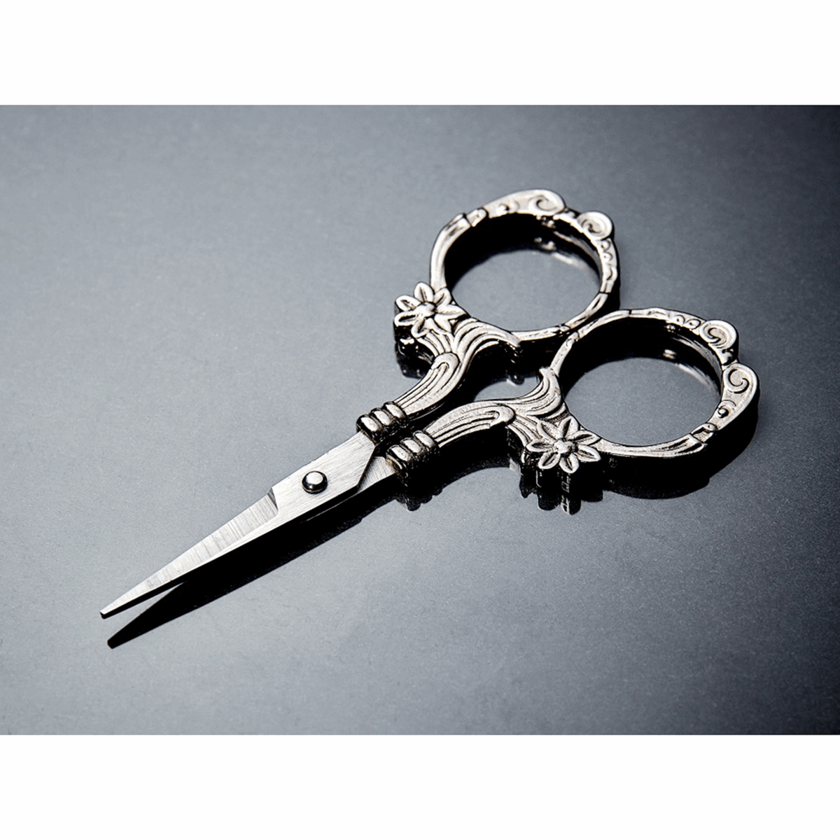 B4727 Scissors: Embroidery: Floral Design: 3.75in/9.5cm 