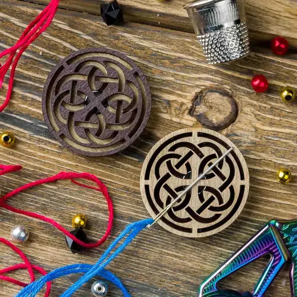  FLMH-047 Magnetic double-sided needle holder by Woodland Crafts 